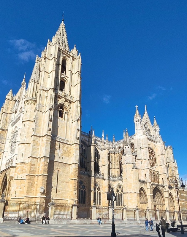 Street leading toward León Cathedral with historic buildings along the route